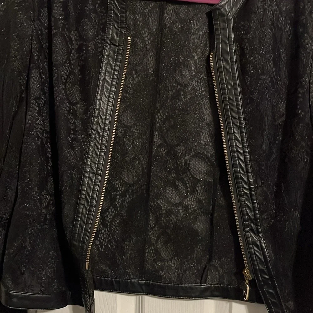 Lace too very cute never been worn - Picture 2 of 3